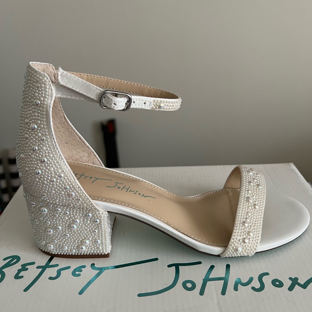 Betsey Johnson SB-Mari sandal with heel size 6.5
